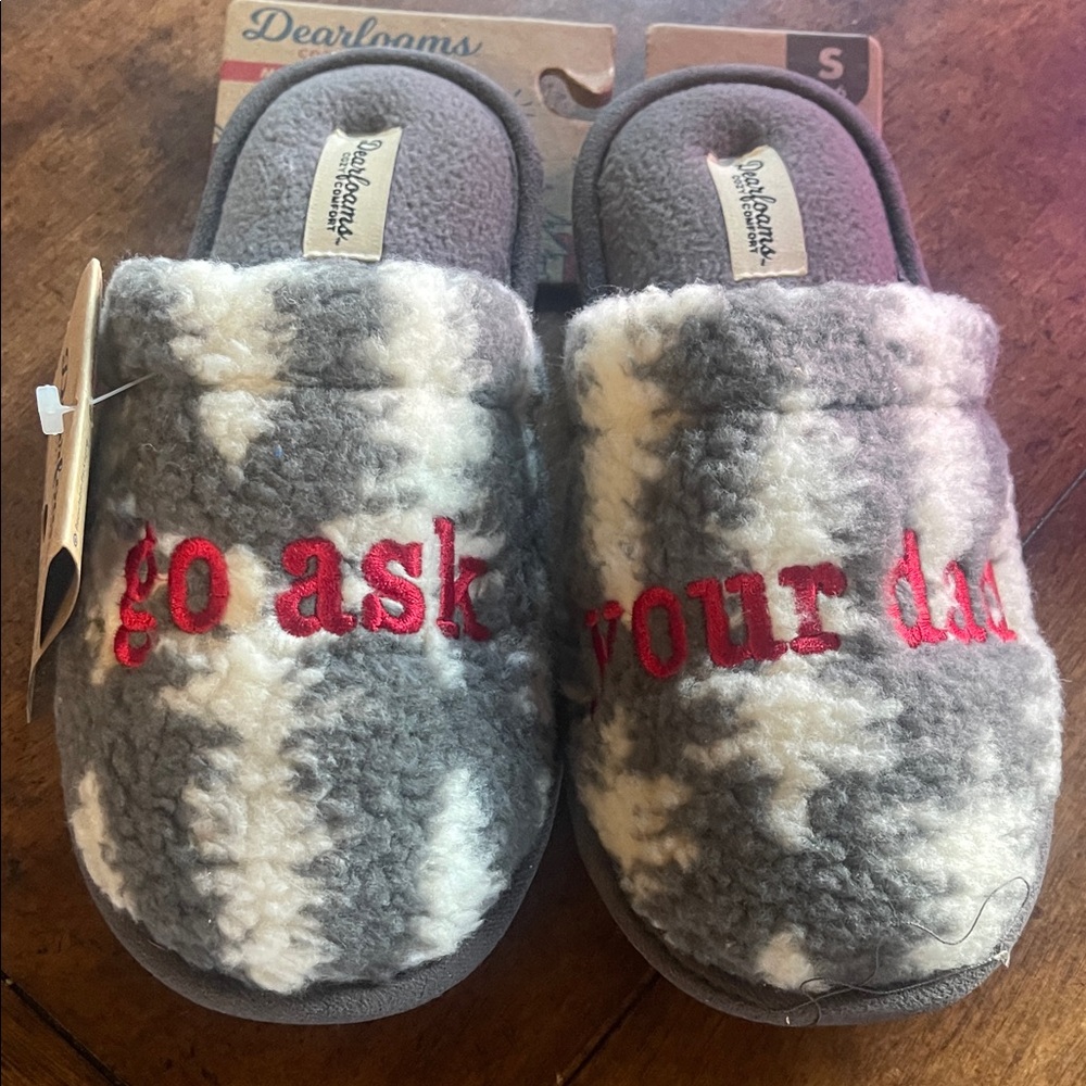 Dearfoams Gray and Cream Slippers with Red Text